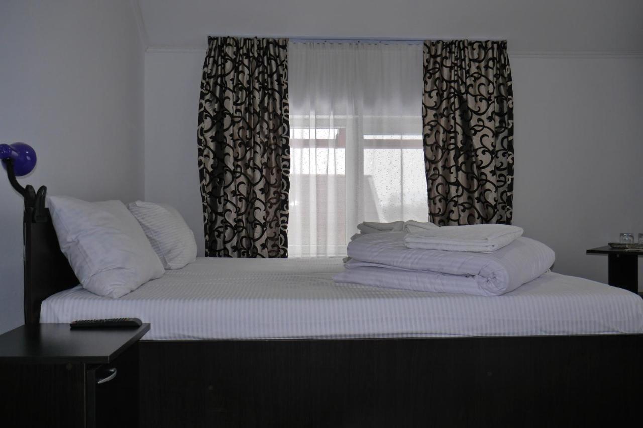 Floare De Colt Hotel Berbesti Eksteriør billede