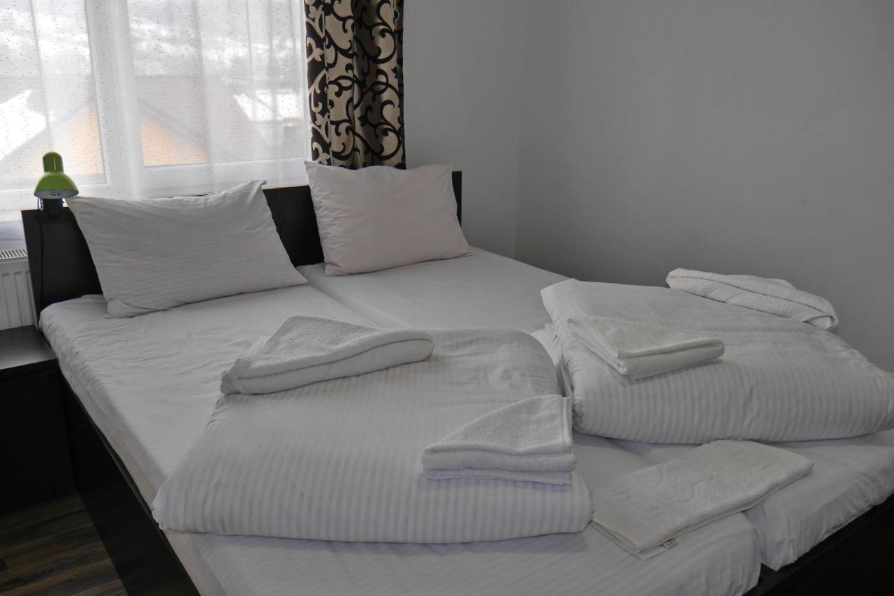 Floare De Colt Hotel Berbesti Eksteriør billede