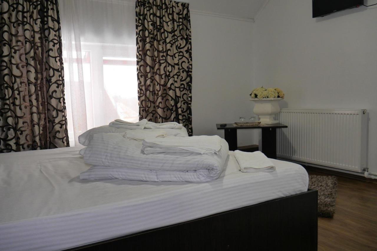 Floare De Colt Hotel Berbesti Eksteriør billede