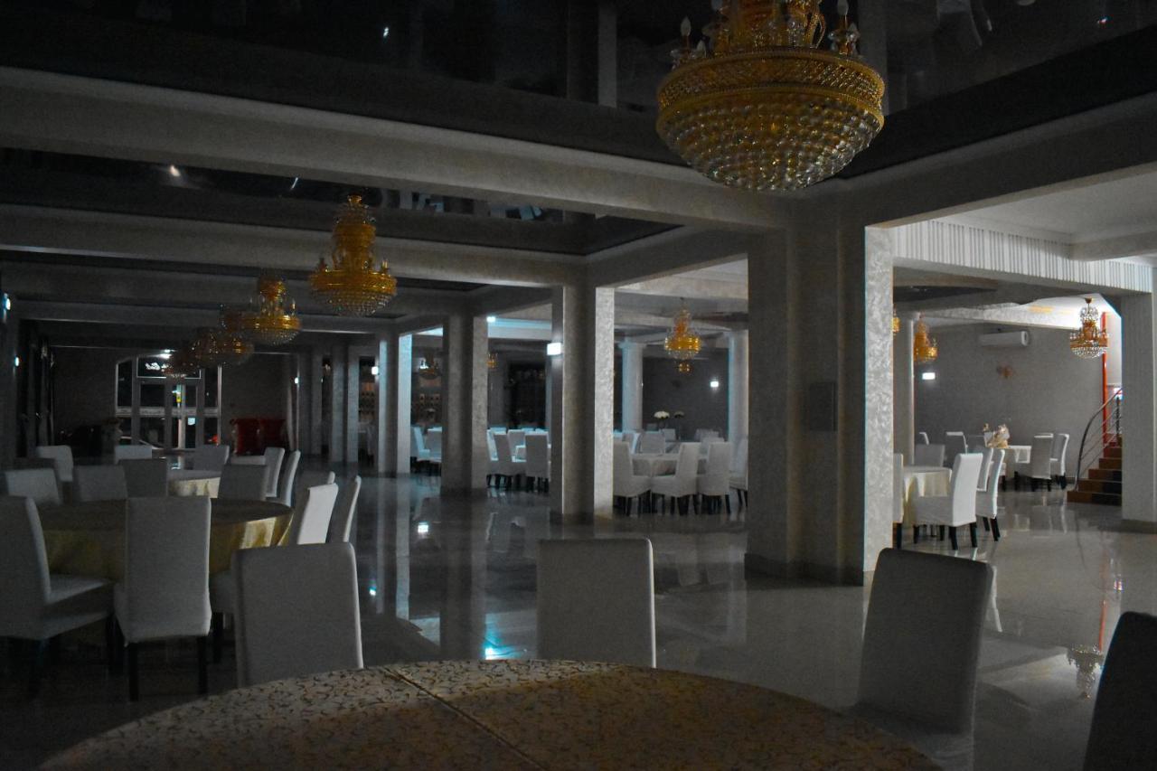 Floare De Colt Hotel Berbesti Eksteriør billede